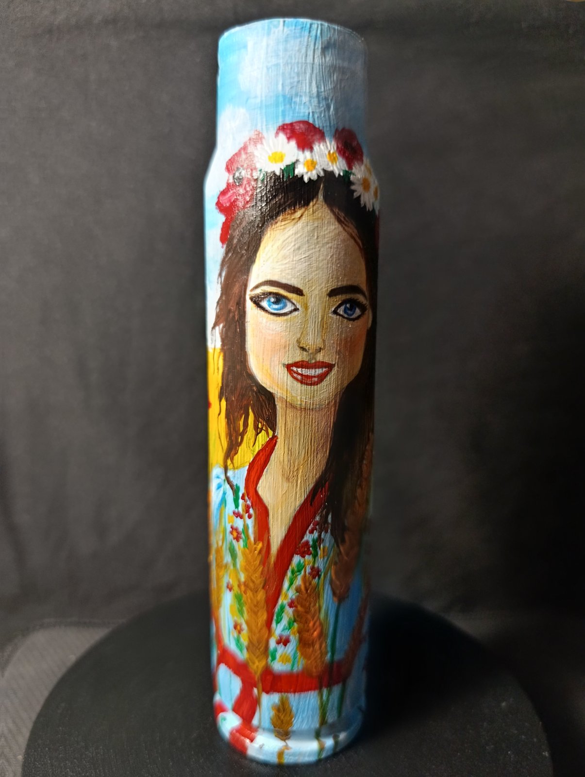 乌克兰女孩绘于30毫米炮弹上。画家:朱莉娅·塞米诺赫。(编号1173)