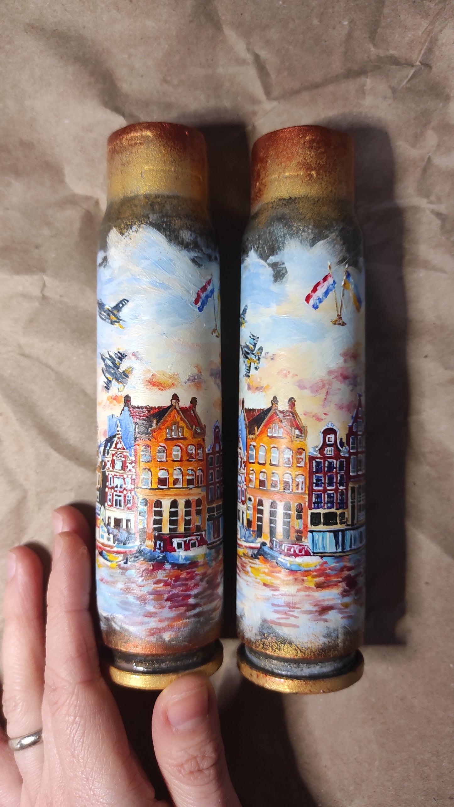 Países Baixos: Pintado numa concha de 30 mm (16,5 cm de altura).