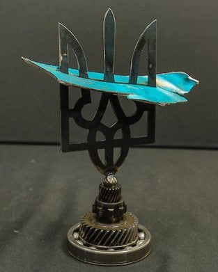 Pieza grabada del SU-34 empalada en un gran tryzub (28 cm)