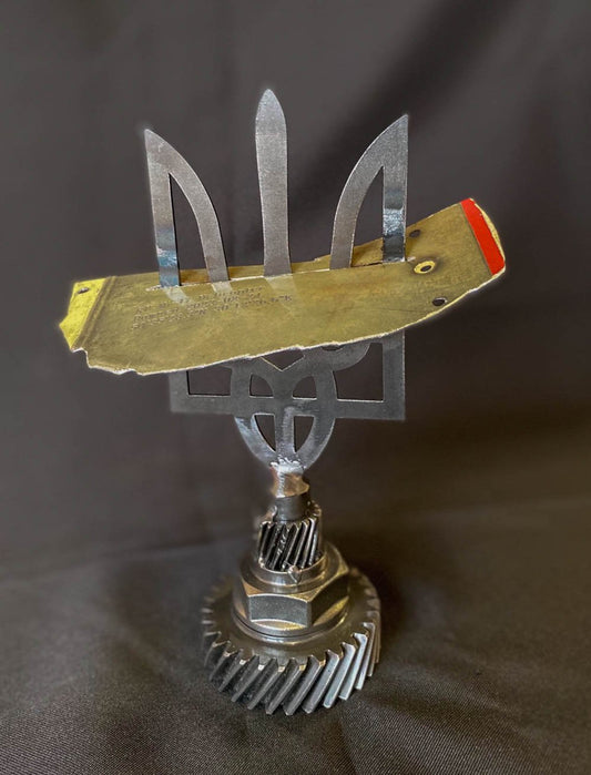 Pequeño Tryzub (14cm) con pieza de MI-17 grabada