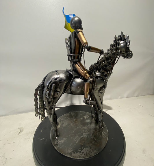 Soldat ucrainean cu steag pe un cal.