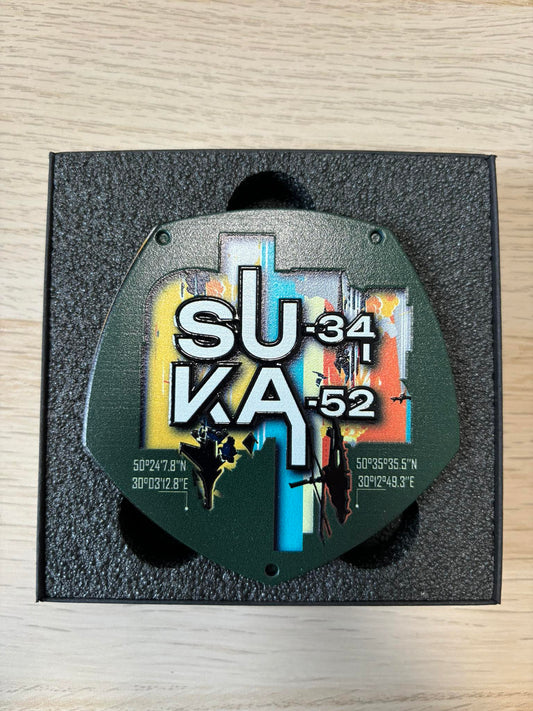 Dřevěná krabice "SuKa" s kusem sestřeleného vrtulníku KA52 a letadla SU34