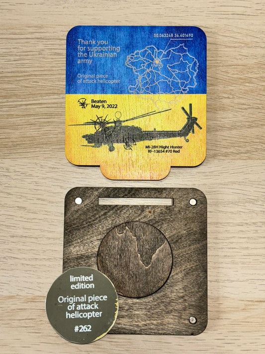 Cutie din lemn cu o monedă făcută dintr-un elicopter de atac rus MI-28H doborât