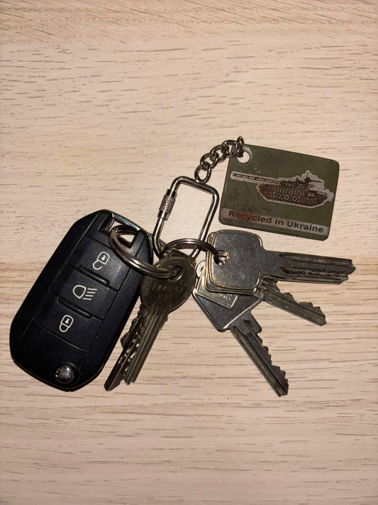 Porta-chaves gravado feito a partir de um tanque russo T72B destruído (destruído em 2023 perto de Robotyne)