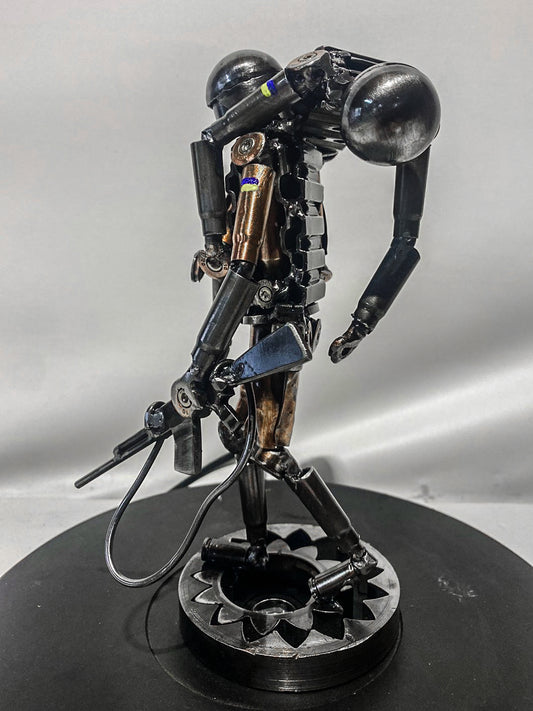 Soldat ucrainean care poartă camarad rănit. (~30cm înălțime)