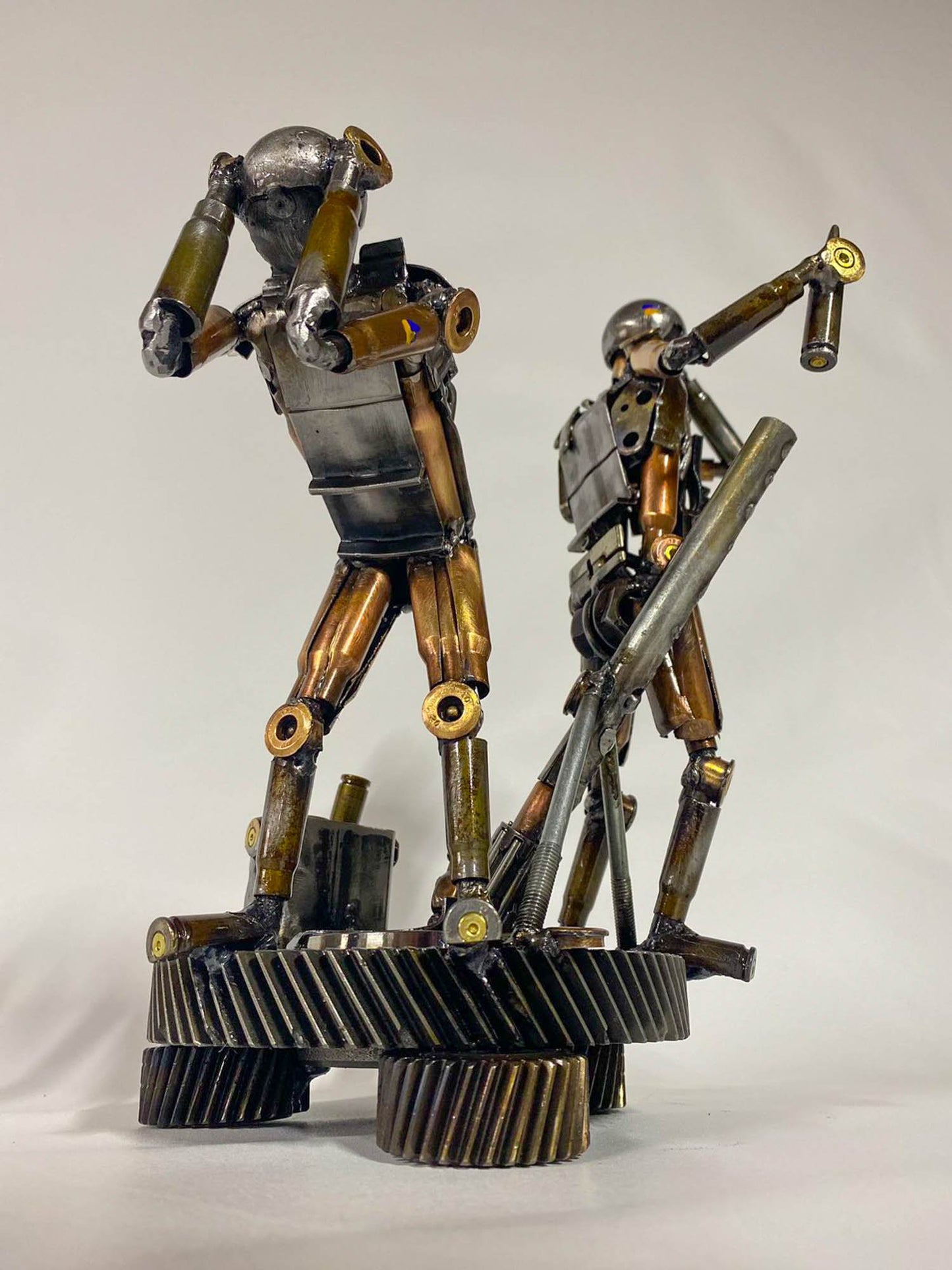 Soldados ucranianos disparando un proyectil de mortero. (~30 cm de altura)