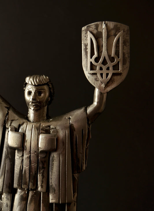 Monumento à Mãe Ucrânia com pedaço de SU-34 abatido.