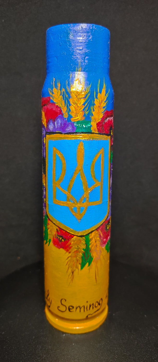 Tryzub pintado en proyectil de 30mm (#722). Pintado por Julia Seminoh.