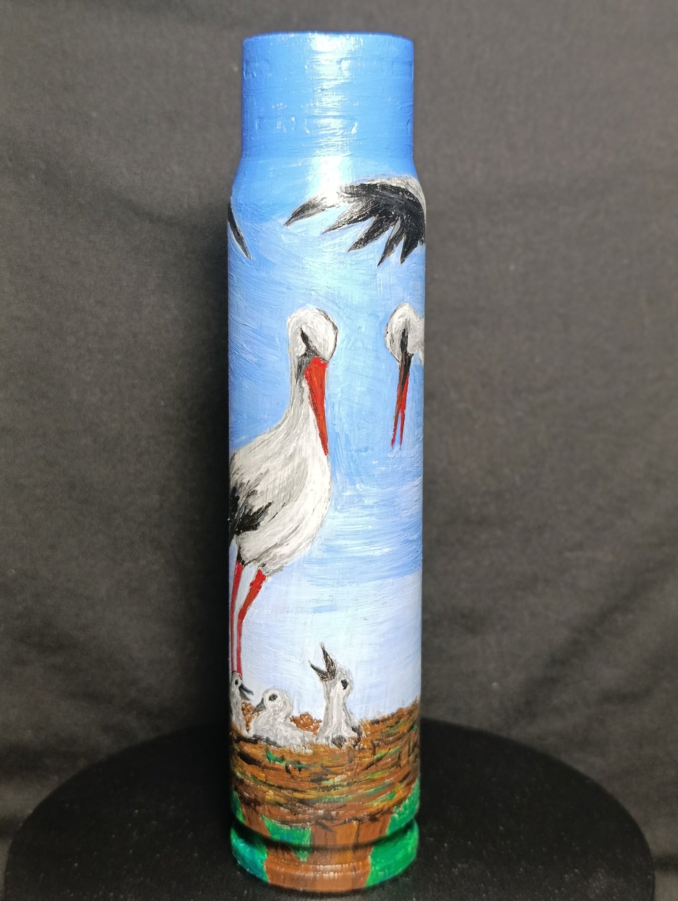 Storchfamilie auf 30mm Granate bemalt (#728). Bemalt von Julia Seminoh. (1081 JS).