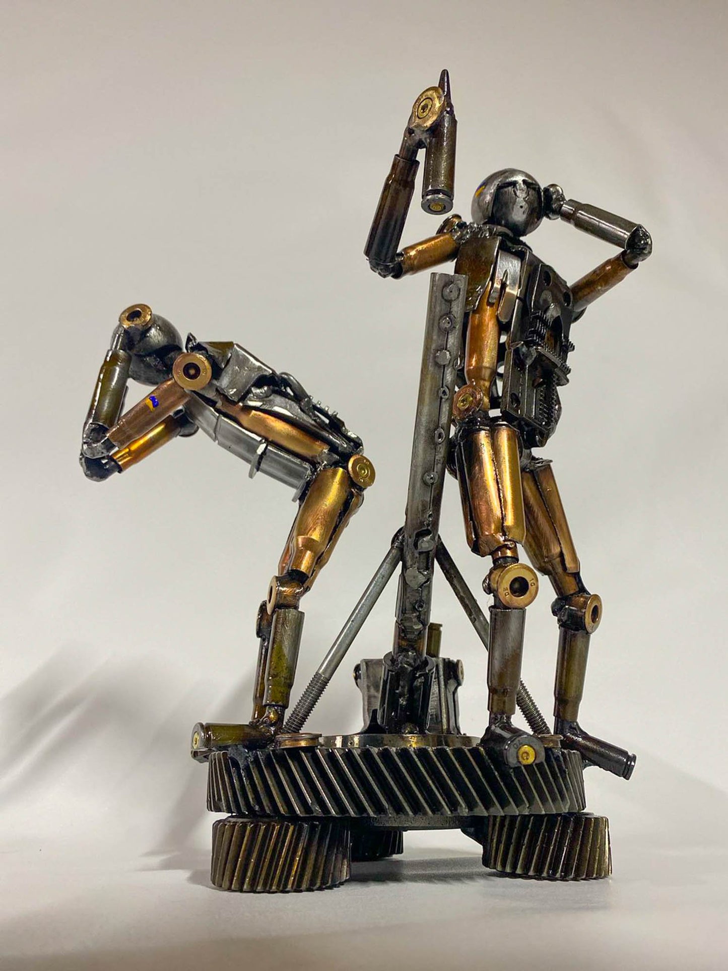 迫撃砲弾を発砲するウクライナ兵士。 (高さ約30cm)