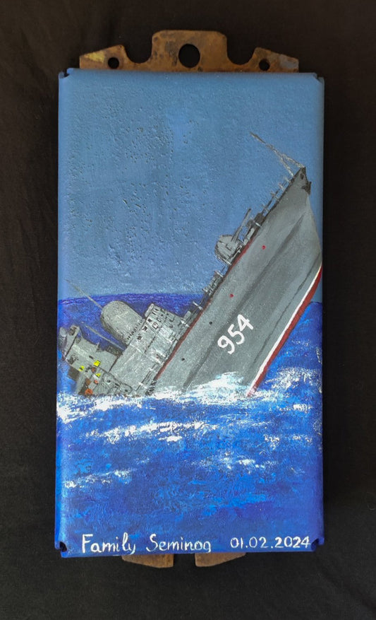 Ivanovets hundiéndose dibujado en un trozo destruido del tanque de un ork.