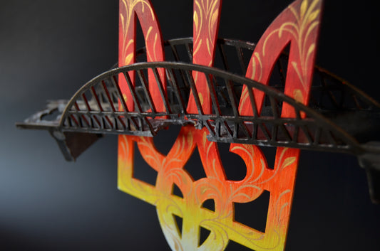 Ponte Empalada no Tryzub. (~35cm de altura).