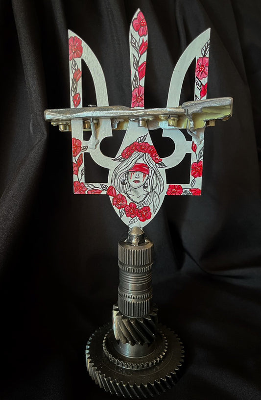 Grande Tryzub com peça de SU-34 e desenho de Motanka