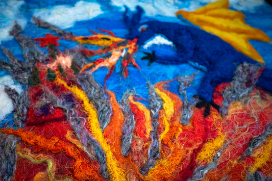 Dragão ucraniano a queimar o Kremlin. Feito de lã. (40x50cm).