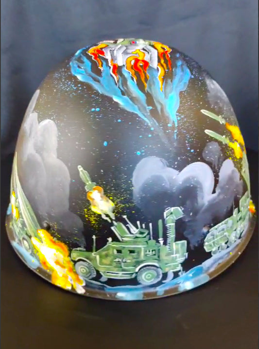 Sistemi di difesa anti-aerea ucraini disegnati sul casco dell'ork.