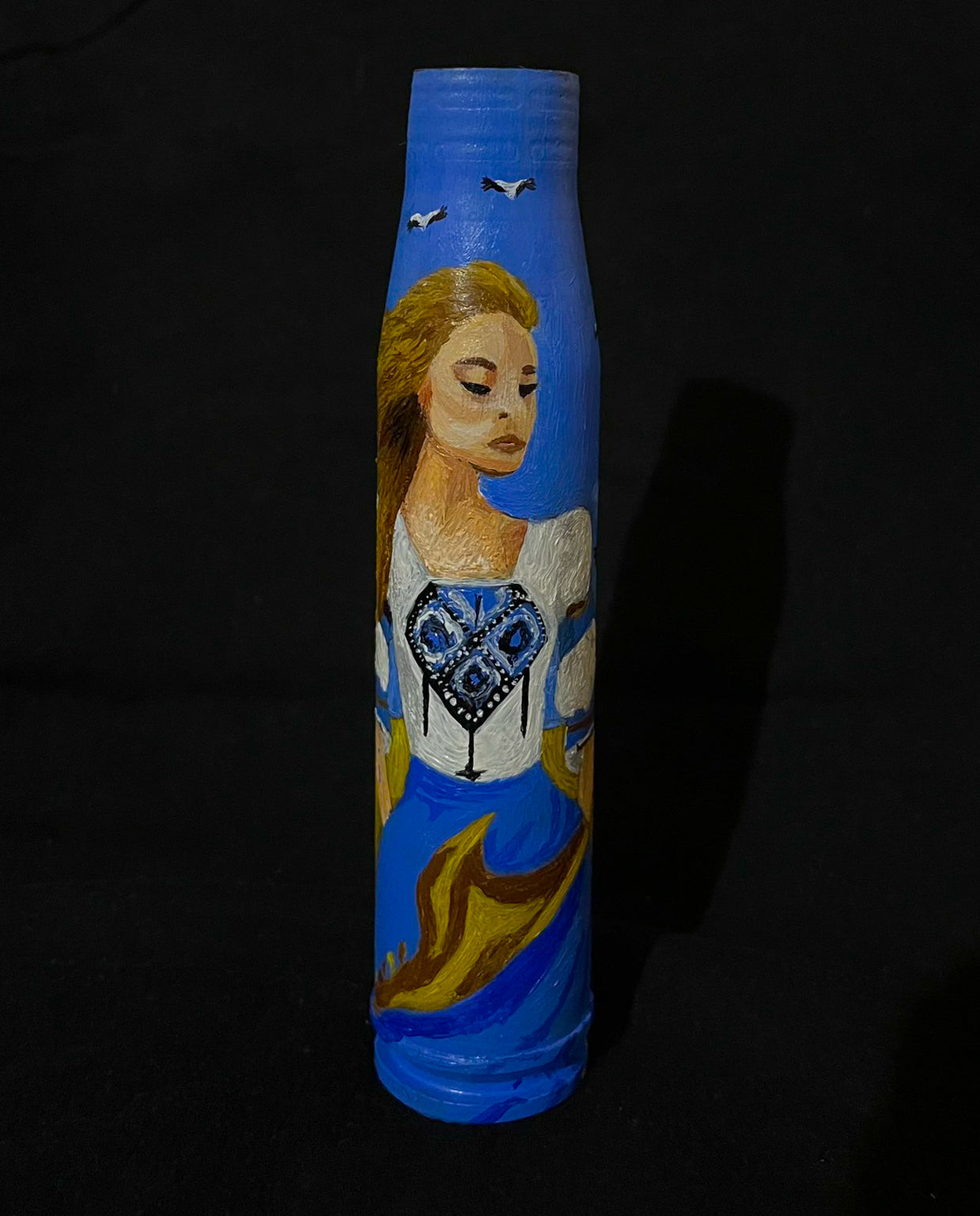 23 mm kotelo, jossa piirros tytöstä. (15 cm korkea). (#173)