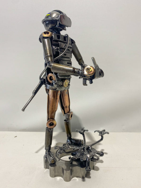 Ukrainian Soldier operating FPV Drone (27cm)