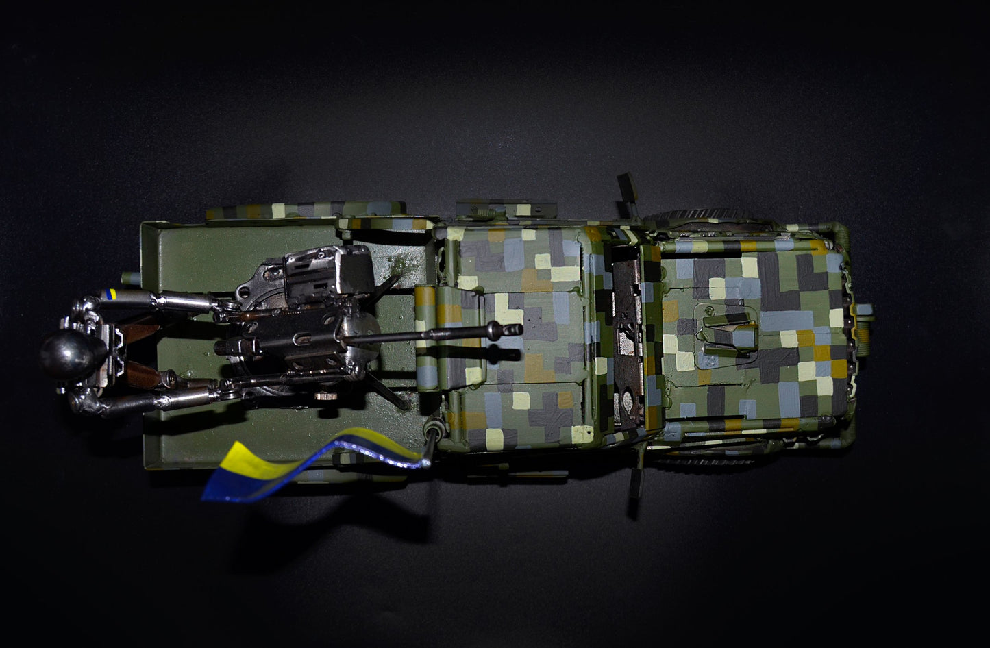 Jeep ucraniano com operador de metralhadora antiaérea