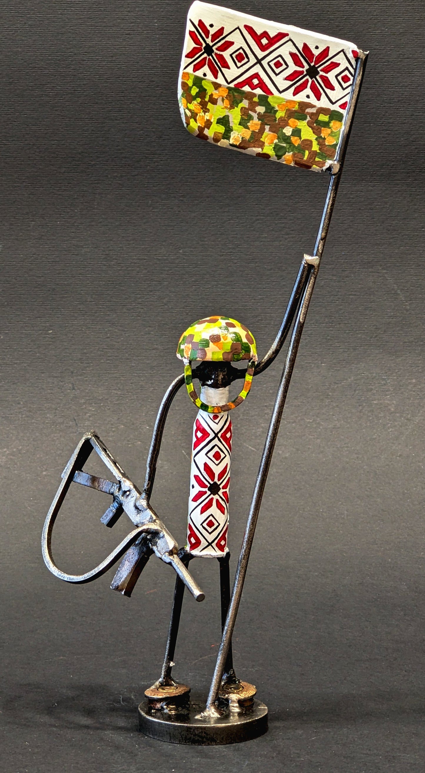 Mini-soldier sculpture holding flag 17cm tall by Hisoshi Art Studio painted by Catherine Ruban