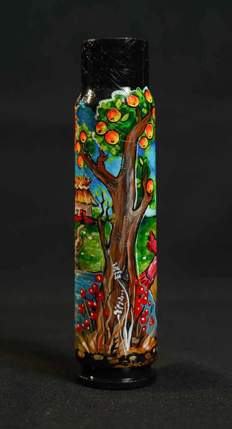 Scene from Ukrainian folktale Яйце-Райце painted on a 30mm shell by Tetana Shakun