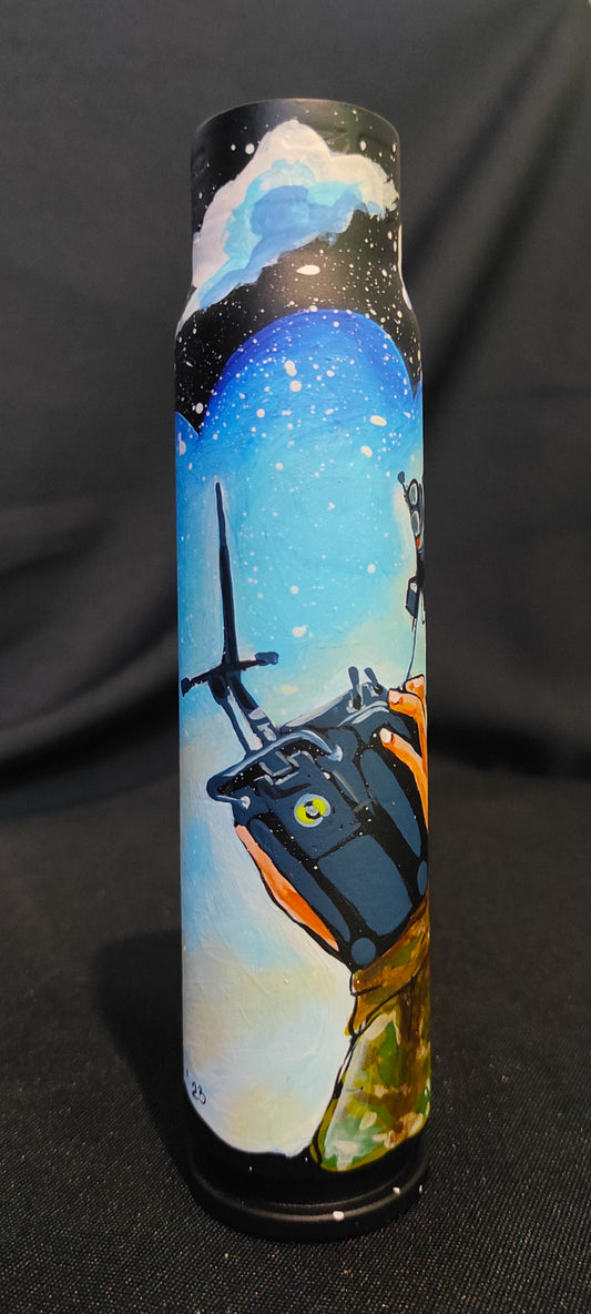 Soldat ucrainean cu dronă FPV, desenat pe un proiectil de 30 mm.