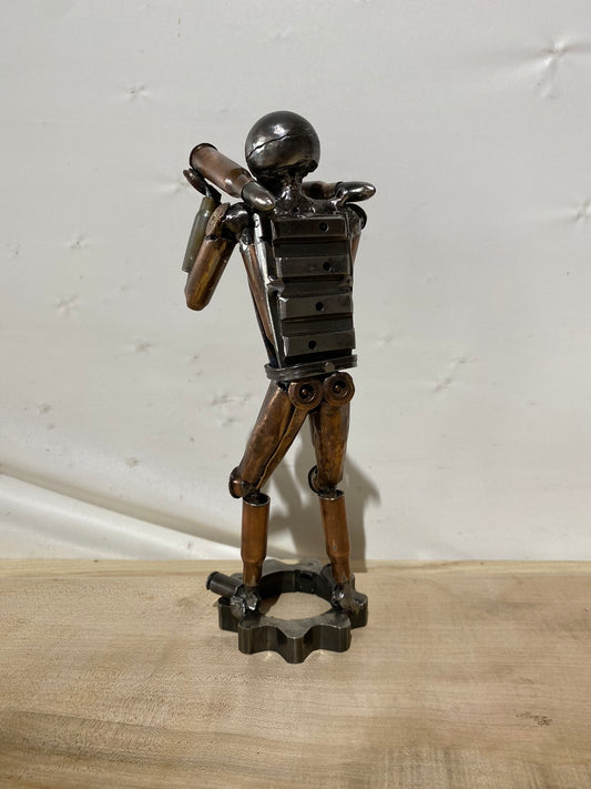 Soldat ucrainean care poartă obuze de artilerie.