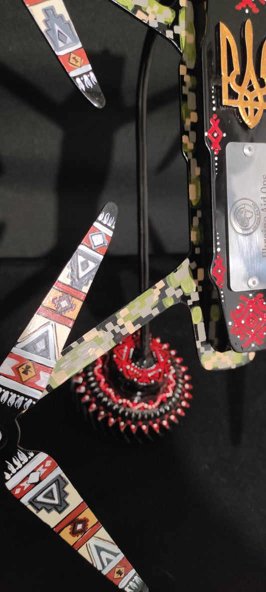 Drone pintado com padrões ucranianos