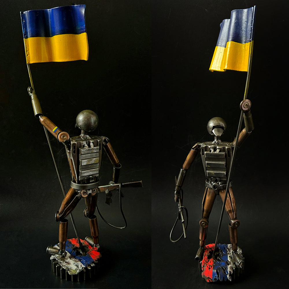 러시아 천 위에 깃발을 들고 있는 우크라이나 군인(37cm)