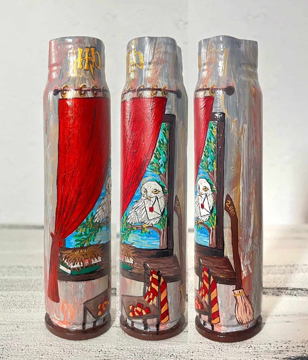 Harry Potter Owl delivers a letter. Drawn on 30mm shell. (16.5cm tall). (1152 AH)