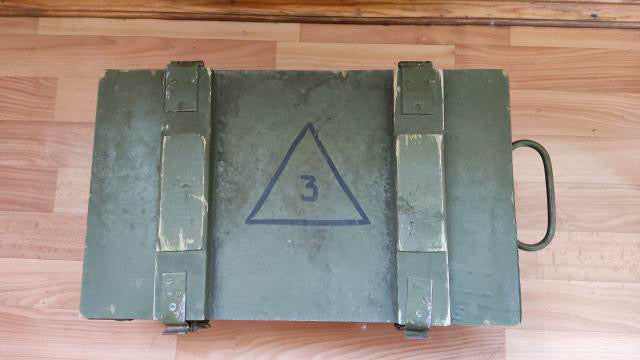 “和平生活的梦想”弹药箱上有基辅的场景。 48х28x14厘米