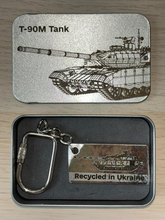 Gravierter Schlüsselanhänger aus einem T-90M-Panzer