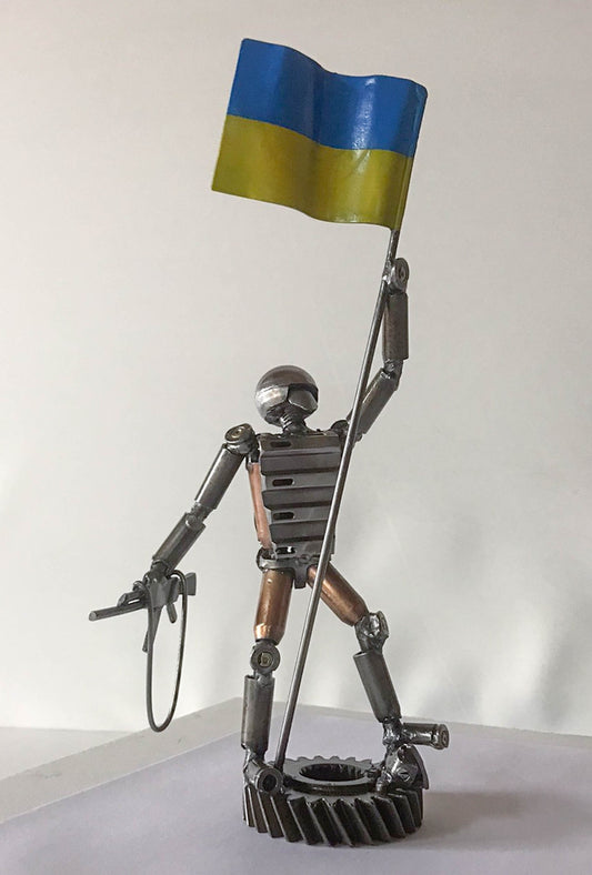 Ukrainischer Soldat mit Flagge (15cm)