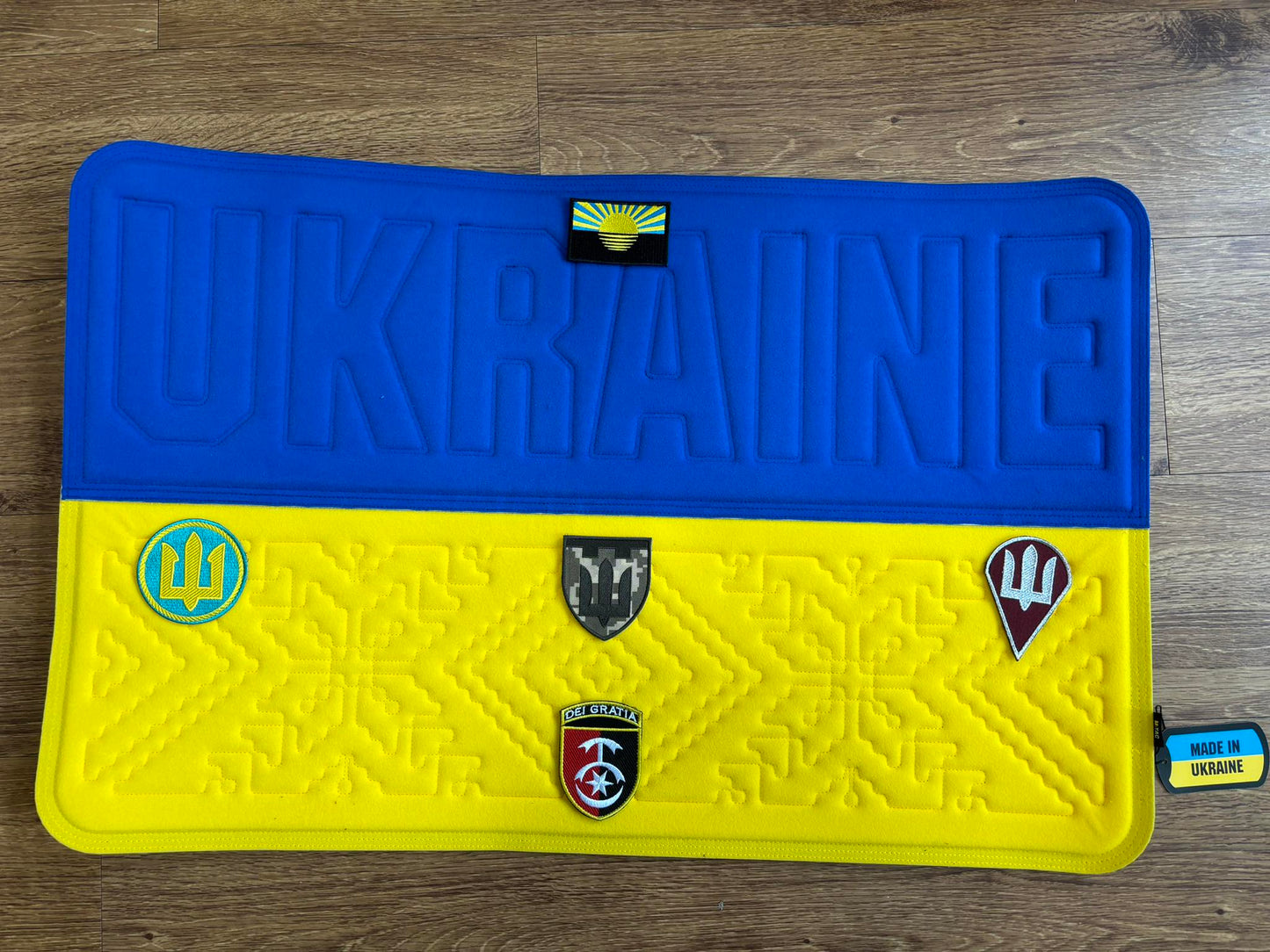 Faites un don pour recevoir : Patch Wall "Ukraine" avec 5 patchs aléatoires - fabriqués en Ukraine (83 cm x 53 cm)