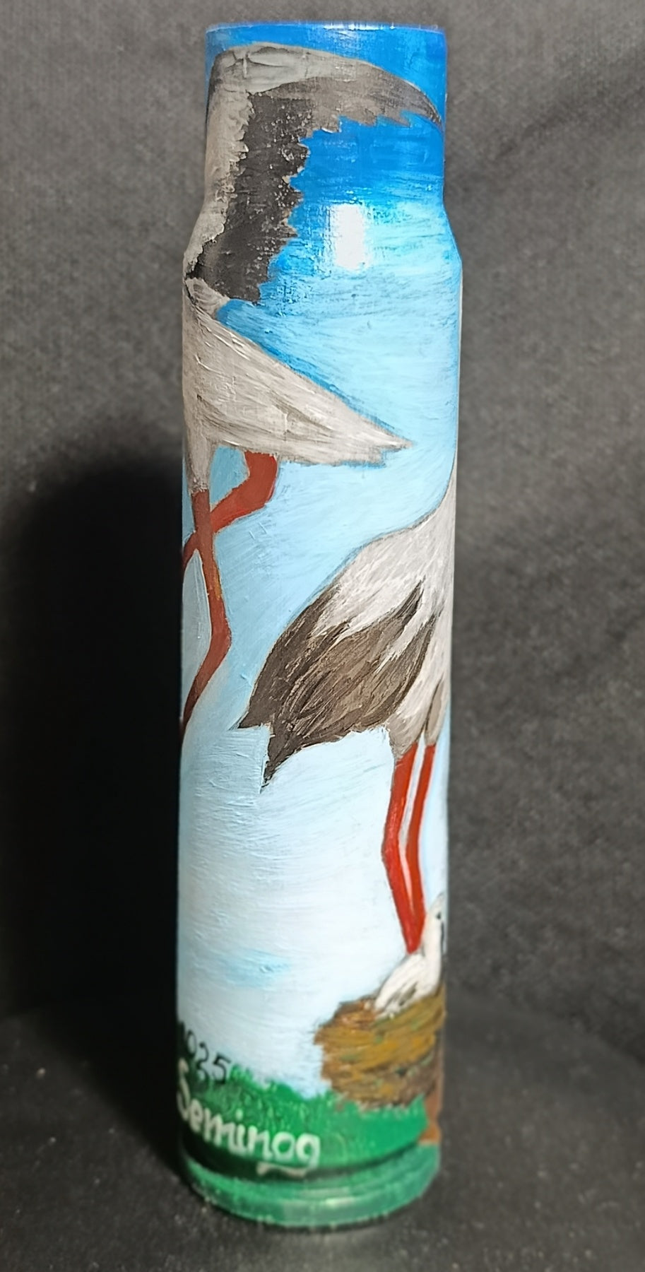 Storchfamilie auf 30mm Granate gemalt (#729). Gemalt von Julia Seminoh. (1100 JS).