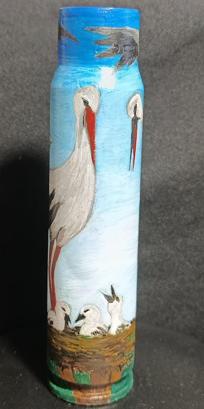 Storchfamilie auf 30mm Granate gemalt (#729). Gemalt von Julia Seminoh. (1100 JS).