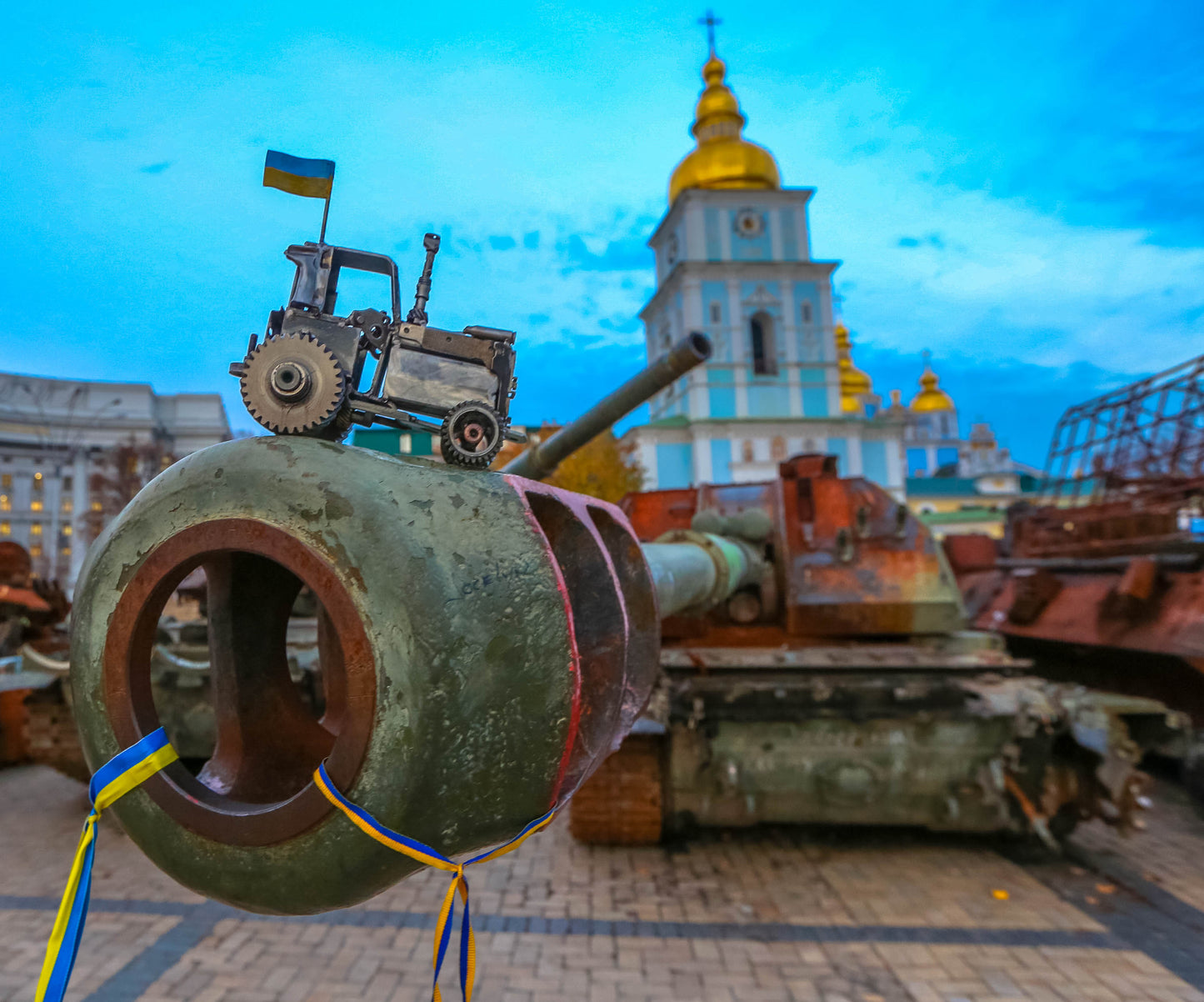 러시아 탱크를 당기는 우크라이나 트랙터