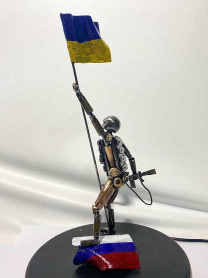 깃발을 들고 오크의 찢어진 헝겊 위에 서 있는 우크라이나 군인(27cm)