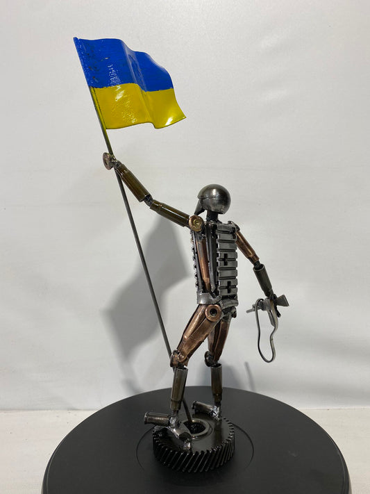 Ukrainischer Soldat mit Flagge (27cm)