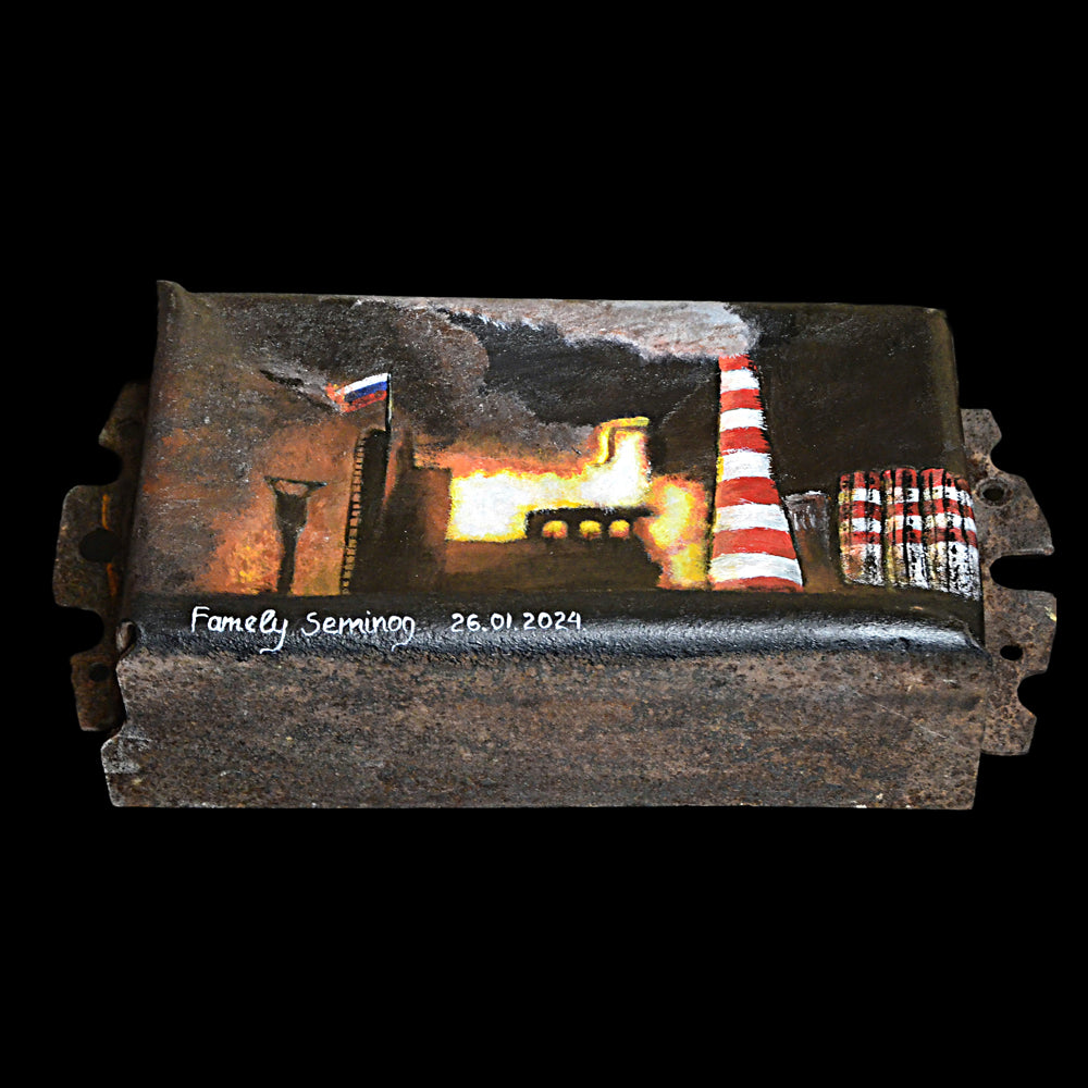 불타는 정유소의 양배추 탱크 조각에 그림을 그리는 모습.