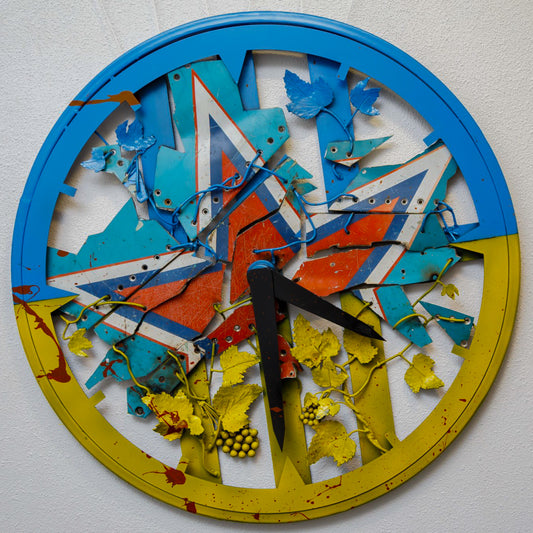 「時間が止まったら」撃墜されたSU-34から作られた時計。直径85cm。