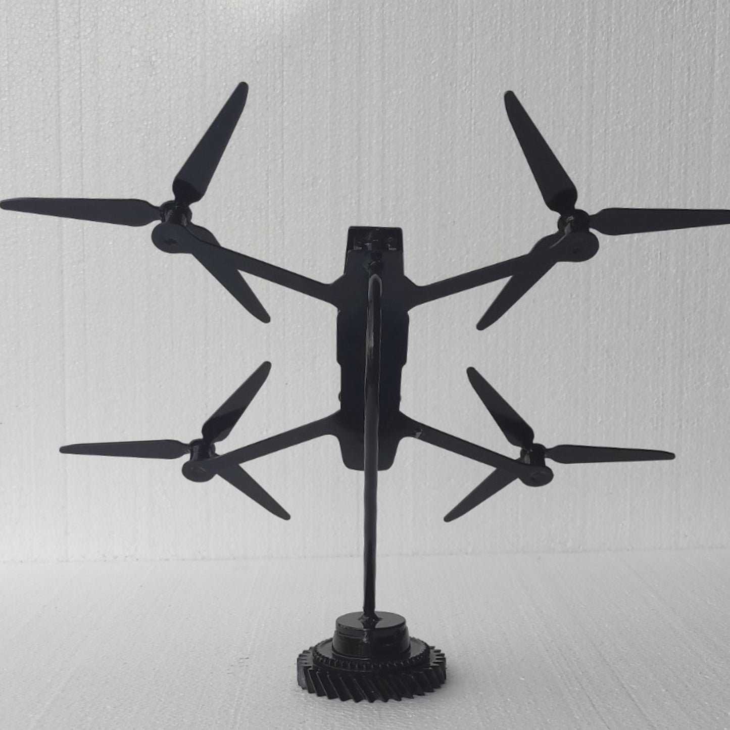 Escultura de Drone com Logotipo UAO Gravado (25x25cm)