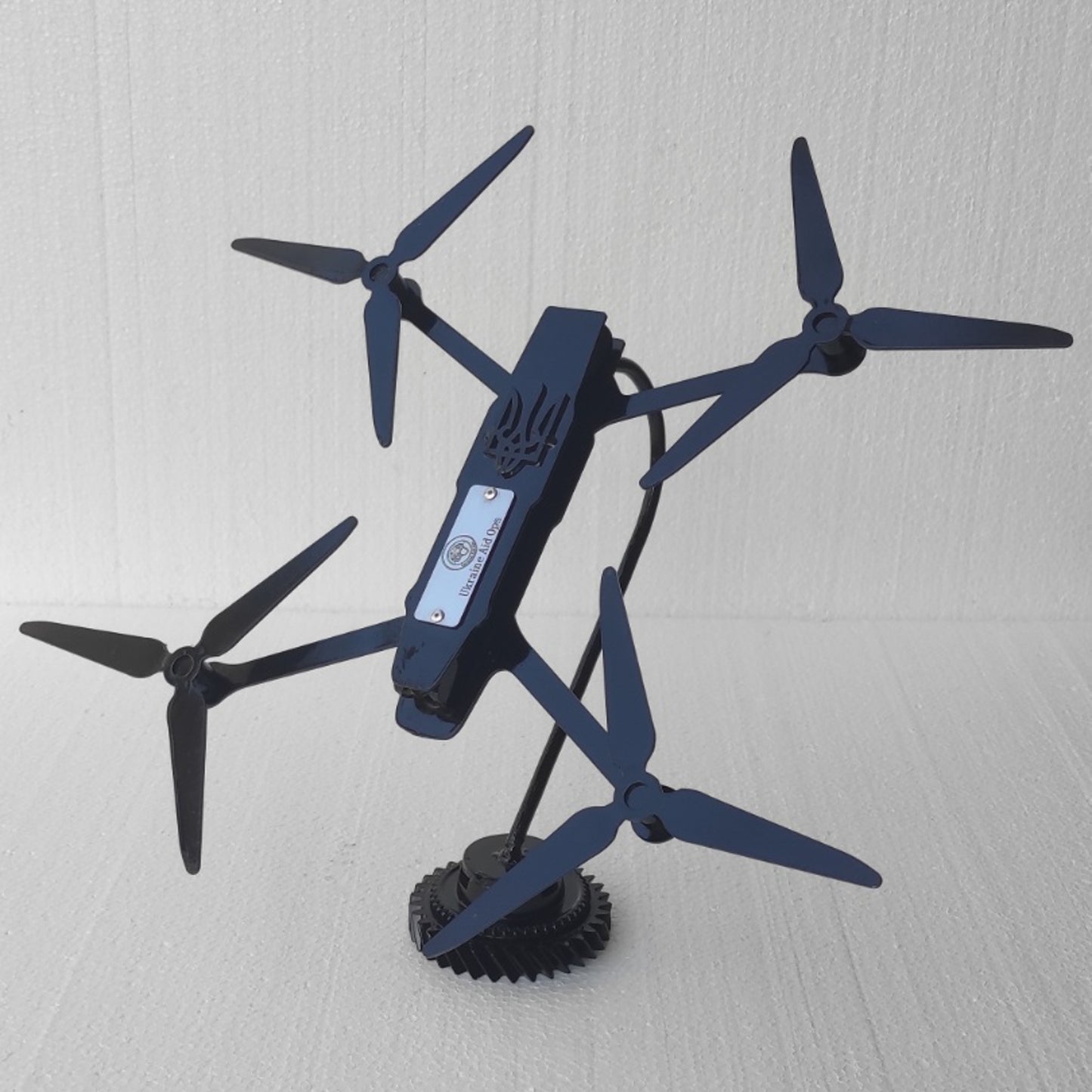 Escultura de Drone com Logotipo UAO Gravado (25x25cm)