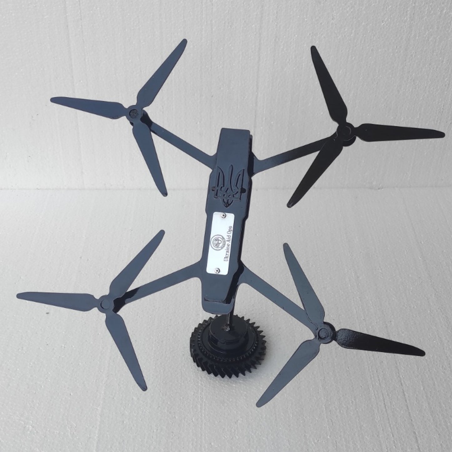 Escultura de Drone com Logotipo UAO Gravado (25x25cm)