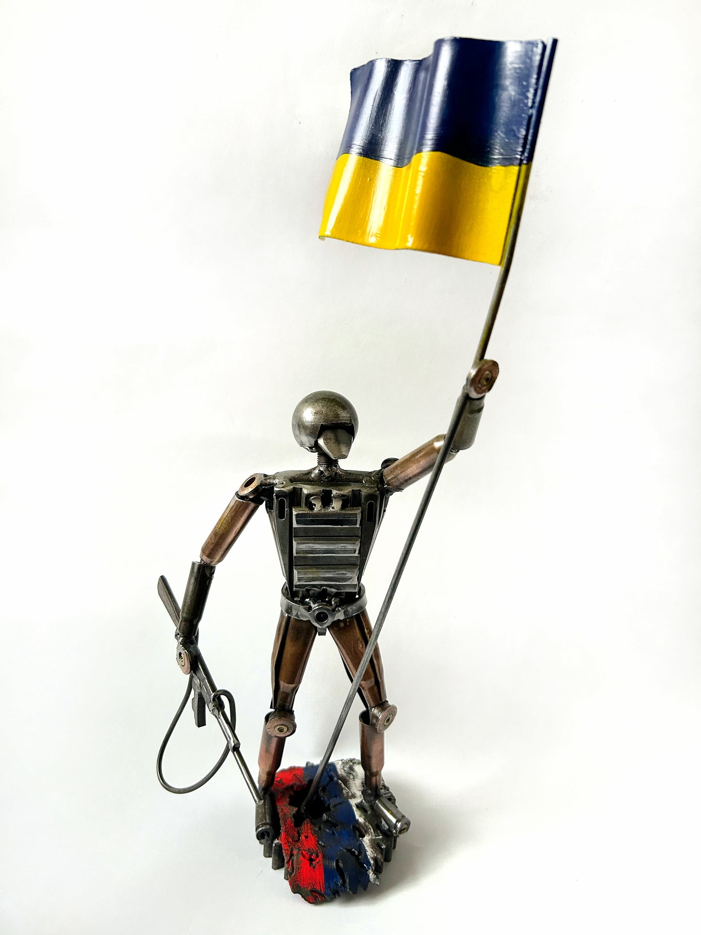 Soldado ucraniano com bandeira apoiada em pano russo (37cm).