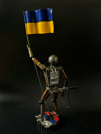 Soldat ukrainien avec drapeau debout sur un chiffon russe (37 cm).