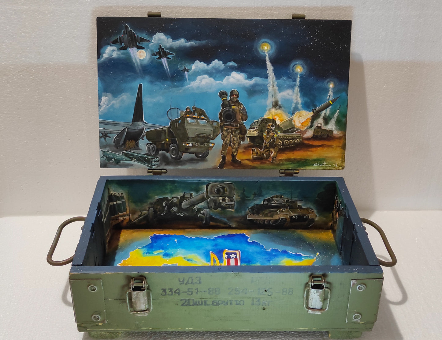 "Thank you United States." painted ammunition box. (47x28x17cm).