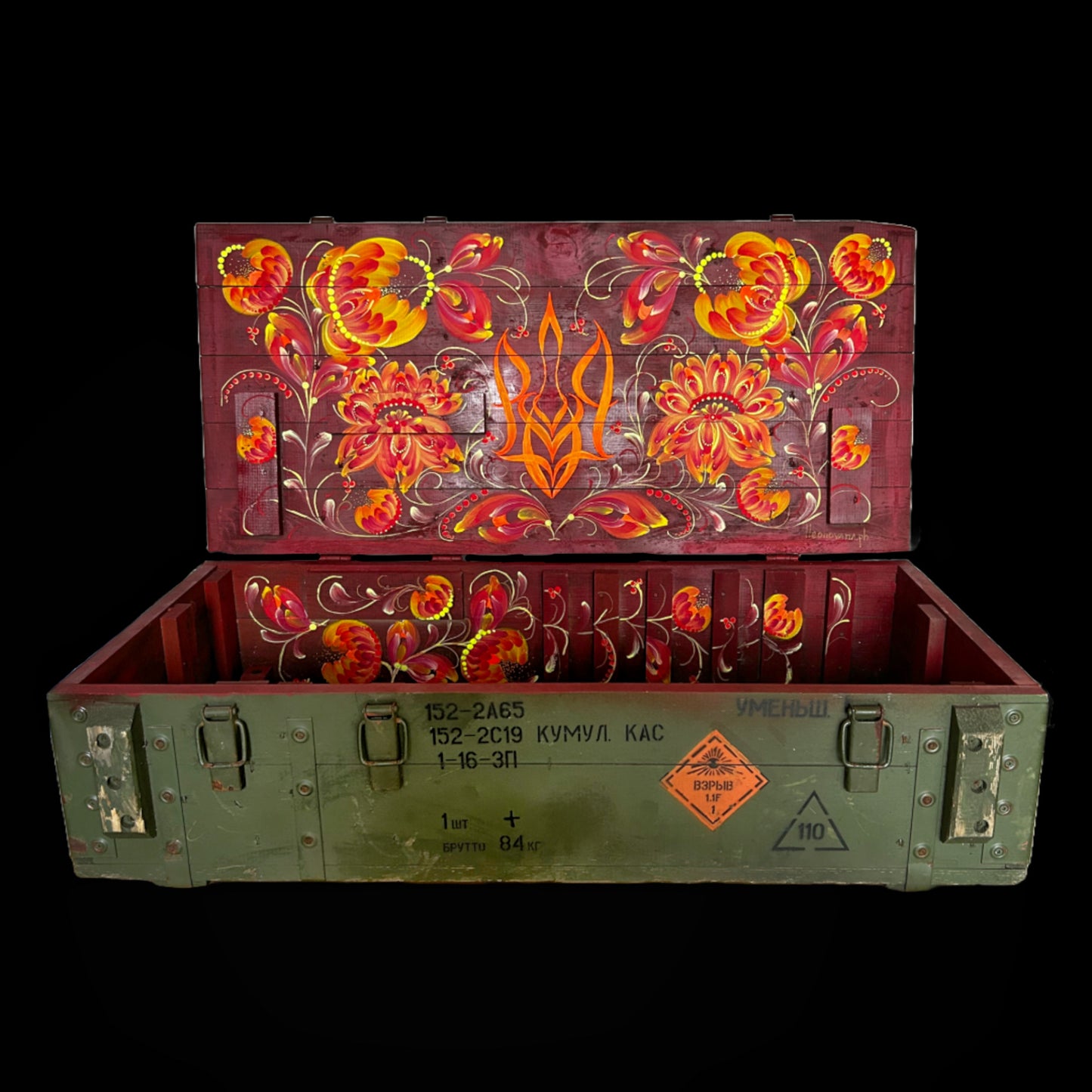 Painted ammunition box. 100x47x24 (LxWxH).