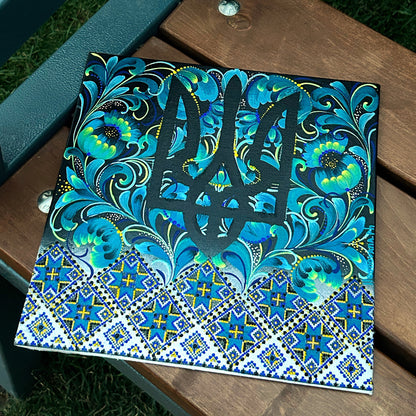 Dreizack mit Stickerei. (25x25cm). (1096 AL)