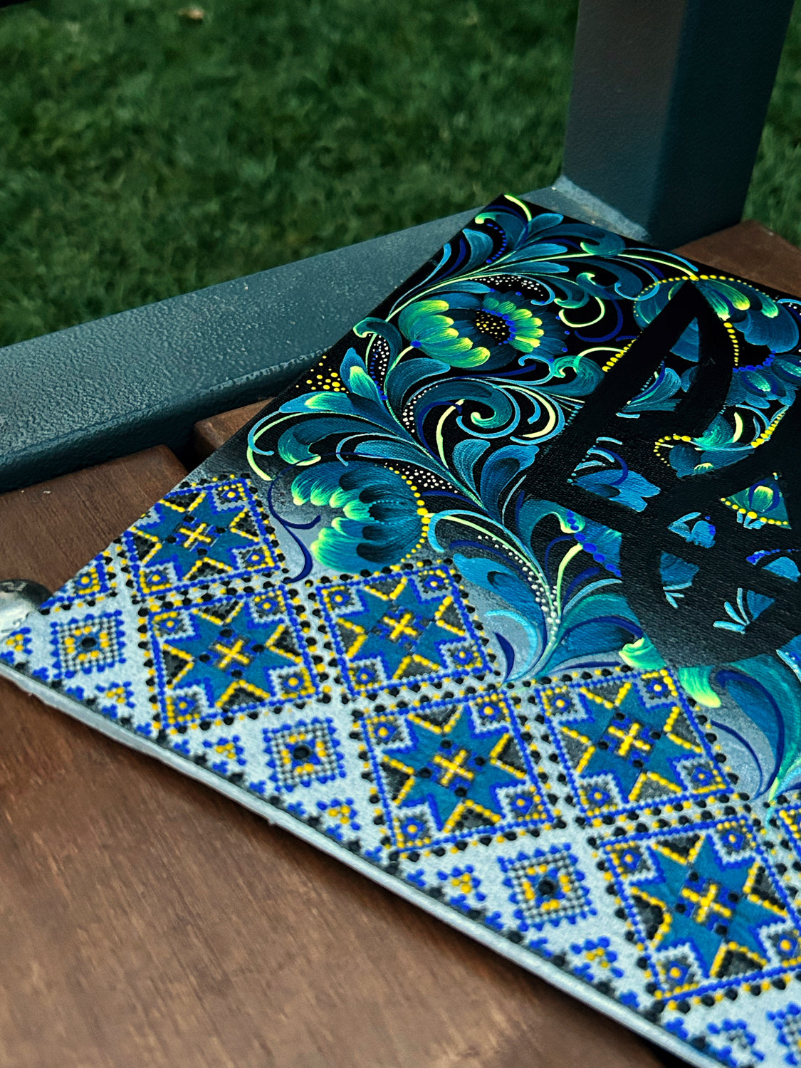 Dreizack mit Stickerei. (25x25cm). (1096 AL)