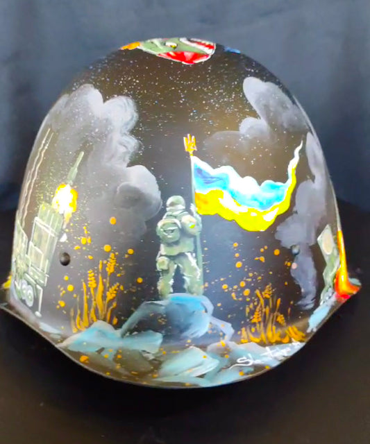 Auf den Helm eines Orks gezeichnete ukrainische Luftabwehrsysteme.